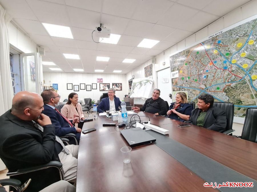 رئيس بلدية الرملة ميخائيل فيدال يكرم المربي ميخائيل فانوس